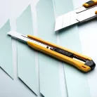 Deli Tools elszakítható kés EDL009B, SK4, 9mm (sárga)
